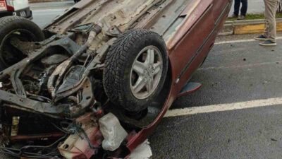 Bolu’nun Yeniçağa ilçesinde refüjdeki trafik ışığı direğine çarpan otomobilin takla