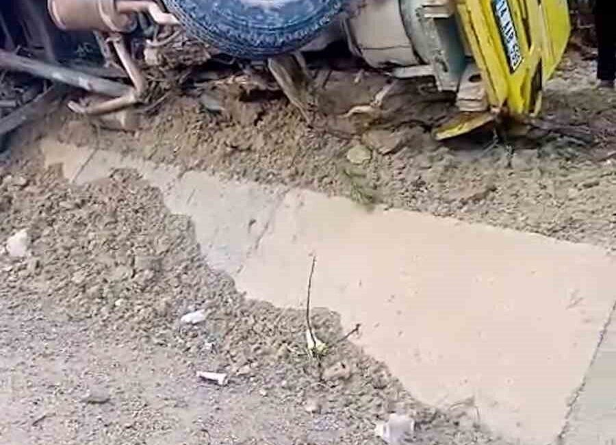 Bolu’nun Mudurnu ilçesinde tekeri patlayan hafriyat yüklü kamyonun devrilmesi sonucu