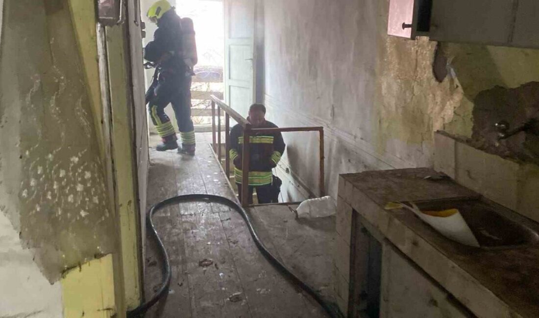 Bolu’da uzun süredir kullanılmayan metruk evde çıkan yangın, itfaiye ekiplerinin