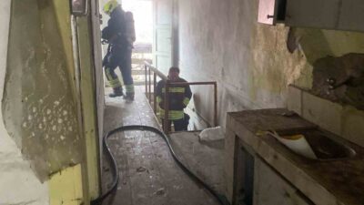 Bolu’da uzun süredir kullanılmayan metruk evde çıkan yangın, itfaiye ekiplerinin