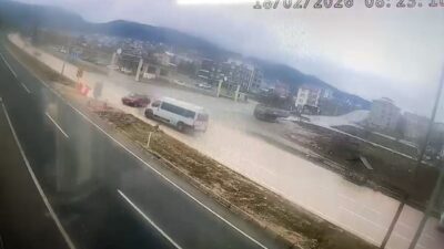 Bolu’da trafik istasyonu önünde minibüsle çarpışan otomobildeki sürücü yaralandı. O