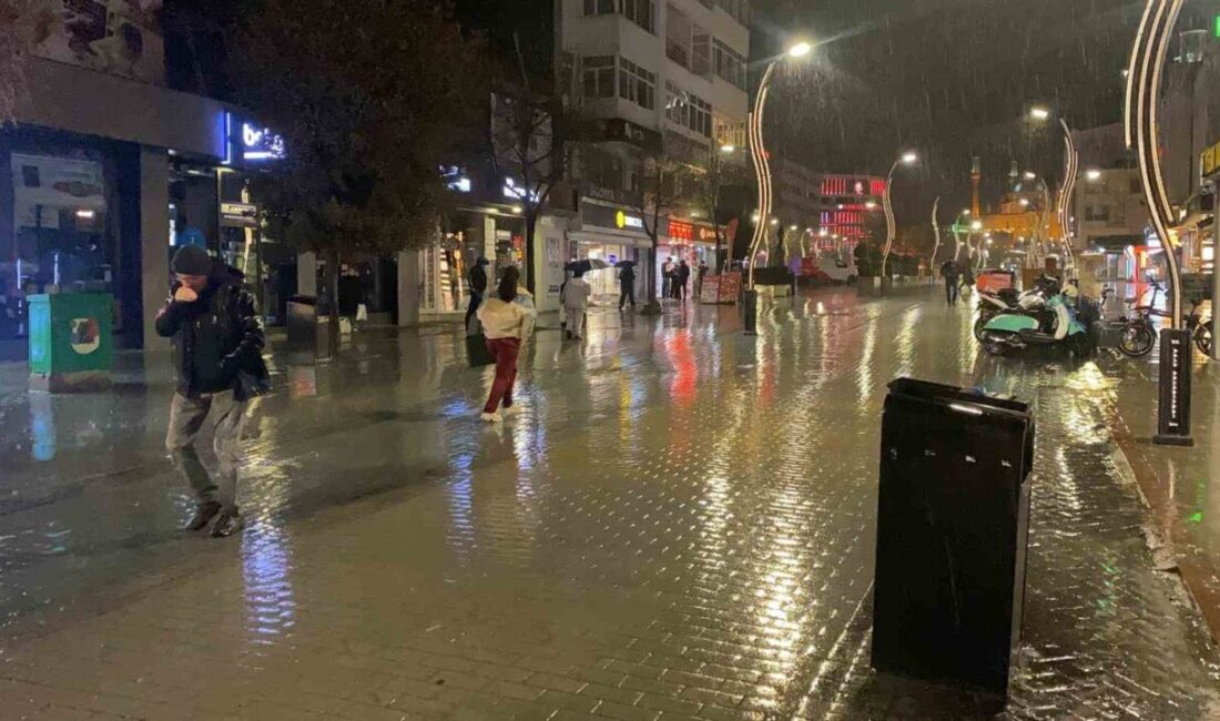 Bolu’da akşam saatlerinde sağanak yağış başladı. Yağmura hazırlıksız yakalanan vatandaşlar,