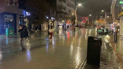 Bolu’da akşam saatlerinde sağanak yağış başladı. Yağmura hazırlıksız yakalanan vatandaşlar,
