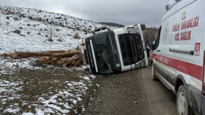 Bolu’nun Dörtdivan ilçesinde kar yağışı nedeniyle kayganlaşan yolda tomruk yüklü
