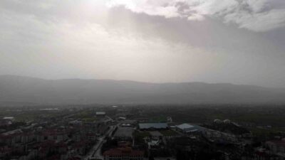 Bolu’da etkili olan toz taşınımı nedeniyle kentin üzerini gri bir