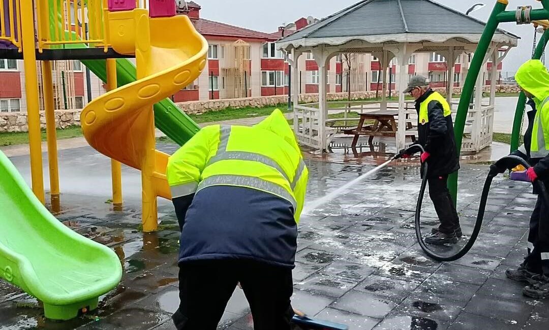 Bilecik’te bir parka un, yumurta ve benzeri gıda maddeleriyle yapılan