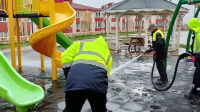 Bilecik’te bir parka un, yumurta ve benzeri gıda maddeleriyle yapılan