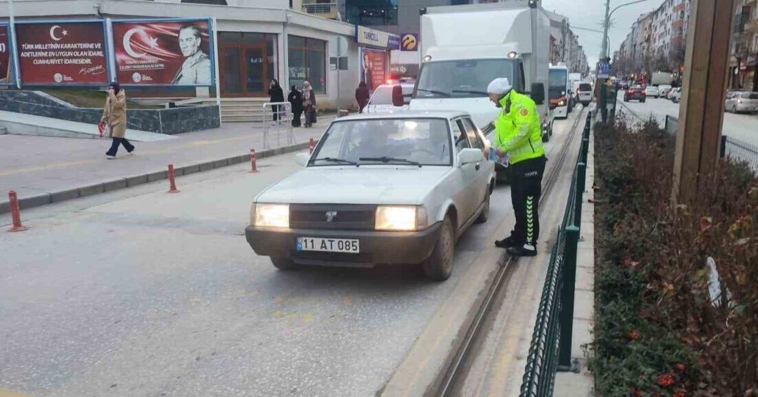 Bilecik’in Bozüyük ilçesinde polis ekiplerince dron destekli yaya geçidi uygulaması
