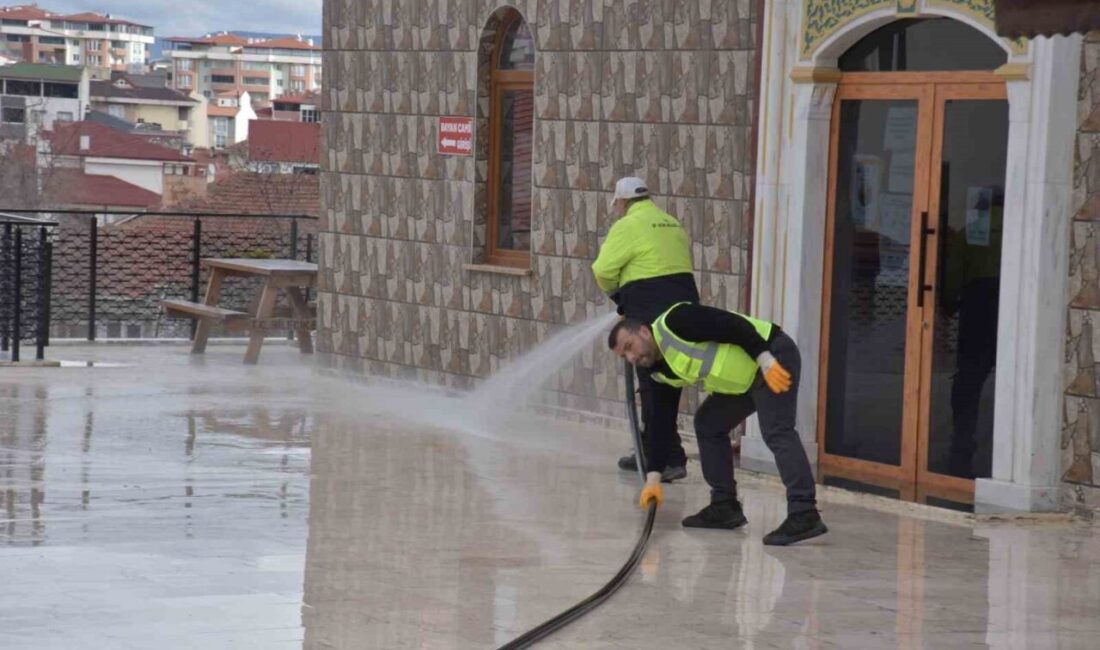 Bilecik Belediyesi Temizlik İşleri Müdürlüğü çalışanları tarafından şehir merkezindeki bütün