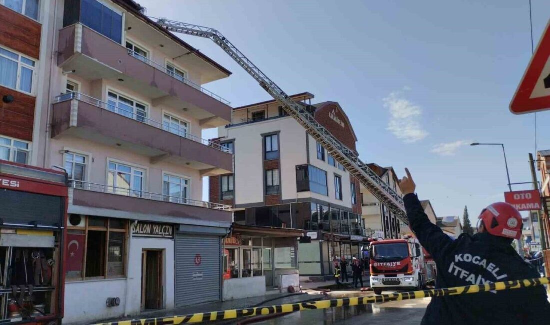 Kocaeli’nin Kartepe ilçesinde 4 katlı binanın çatı katında çıkan yangın,