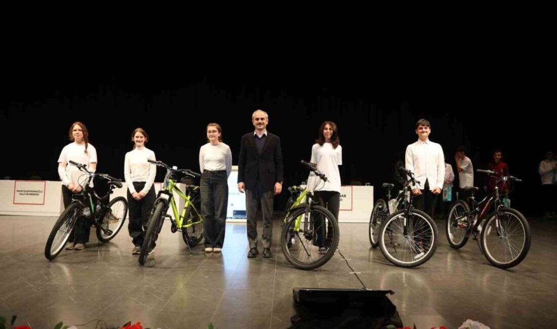 Çayırova’da belediye bünyesindeki bilgi evlerinde eğitim gören 8. sınıf öğrencileri