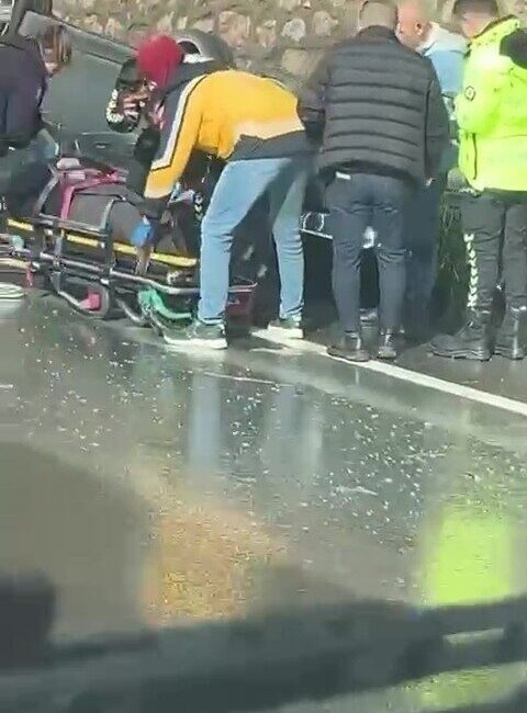 Kocaeli D100 kara yolunda meydana gelen trafik kazasında otomobil ters