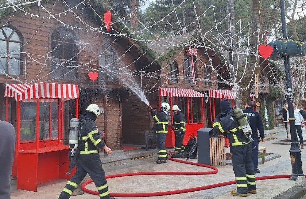 Bilecik’te depo olarak kullanılan kulübede elektrik panosundan çıkan yangın söndürüldü.