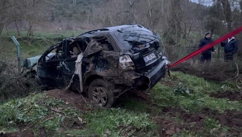 Kocaeli’de sağanak yağışta dereye sürüklenen ve kullanılamaz hale gelen otomobilini