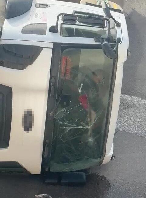 Kocaeli TEM Otoyolu gişelerinde kontrolden çıkan beton mikseri yan yattı,