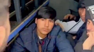 Sakarya’nın Hendek ilçesinde polis ekiplerince durdurulan minibüsün kasasında 20 düzensiz