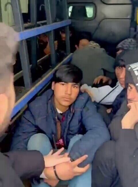 Sakarya’nın Hendek ilçesinde polis ekiplerince durdurulan minibüsün kasasında 20 düzensiz