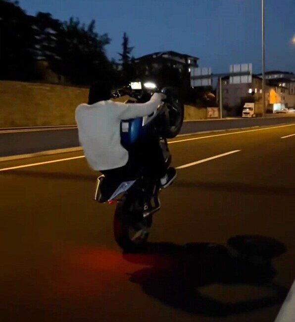 100 karayolu ve şehir merkezinde akrobatik hareketler yaptığı görüntüleri sosyal