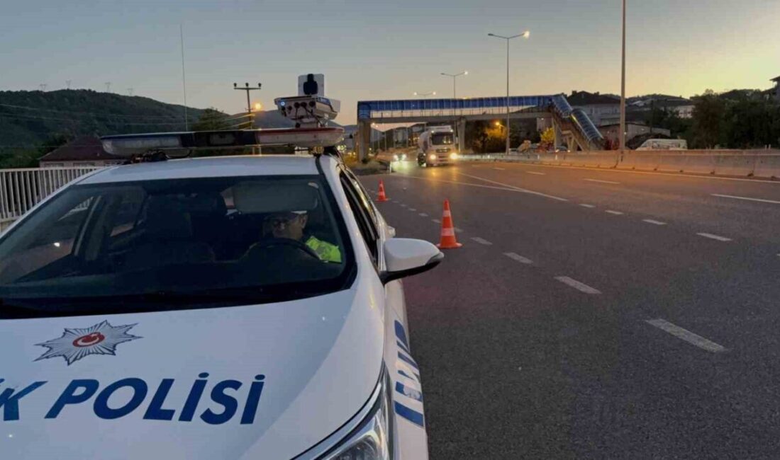 DÜZCE(İHA) – Düzce’de trafik denetimi yapan polis ve jandarma ekipleri