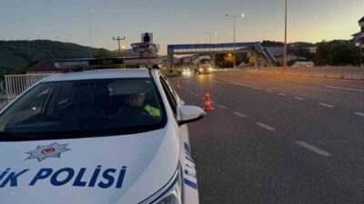 DÜZCE(İHA) – Düzce’de trafik denetimi yapan polis ve jandarma ekipleri