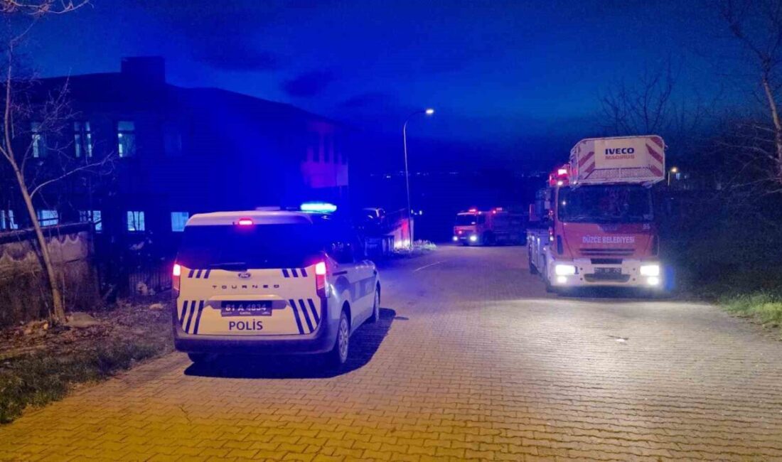 Düzce’de kuvvetli rüzgarda bir okulun çatısı uçtu. Hasarın giderilmesi amacıyla