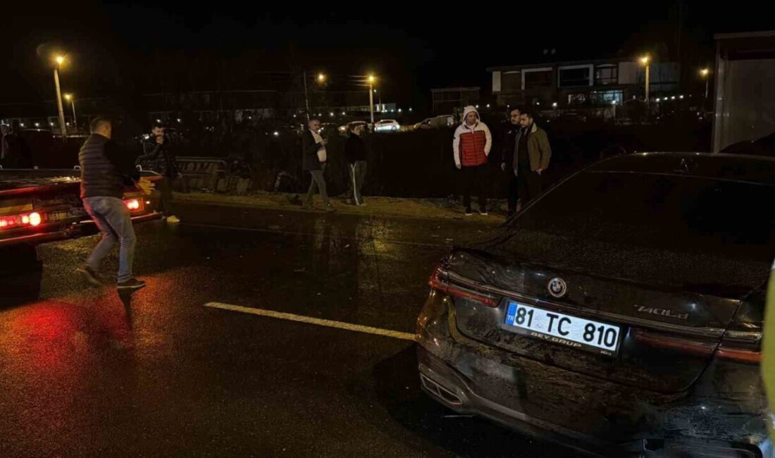 Düzce’de halk otobüsü ile otomobilin çarpıştığı kazada 5 kişi yaralandı.