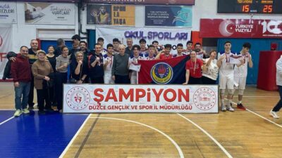 Düzce’nin ev sahipliğinde gerçekleştirilen Okul Sporları Gençler A Voleybol Yarı