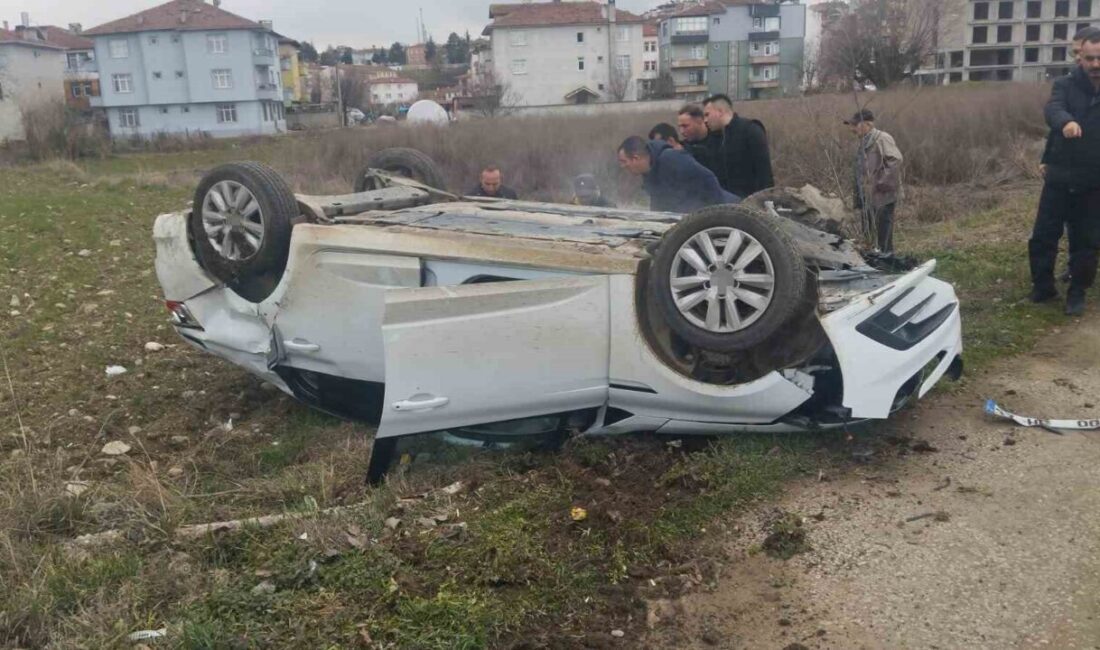 Kastamonu’nun Taşköprü ilçesinde elektrik direğine çarparak takla atan otomobildeki 2