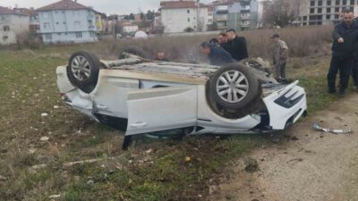 Kastamonu’nun Taşköprü ilçesinde elektrik direğine çarparak takla atan otomobildeki 2
