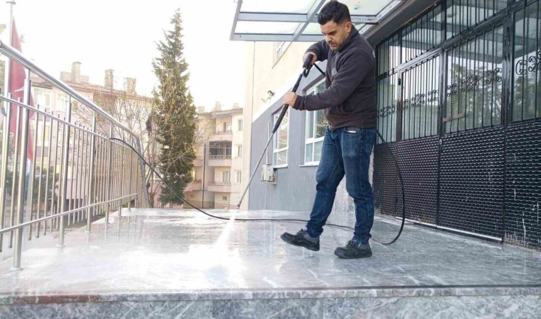 Erenler Belediyesi mobil temizlik aracı, talep eden okulların girişleri ve