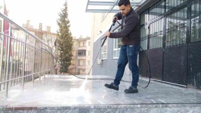 Erenler Belediyesi mobil temizlik aracı, talep eden okulların girişleri ve