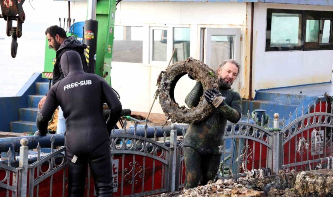 Gebze Eskihisar Sahili’nde denizde birikmiş atıklar profesyonel dalgıçlar tarafından temizlendi.