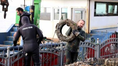 Gebze Eskihisar Sahili’nde denizde birikmiş atıklar profesyonel dalgıçlar tarafından temizlendi.