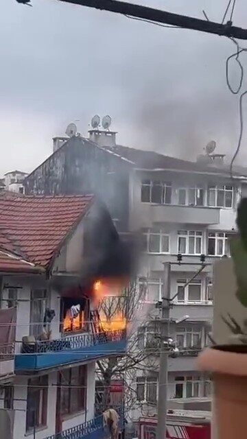 Kocaeli’de 3 katlı binanın 3. katında çıkan yangın sırasında elektrik