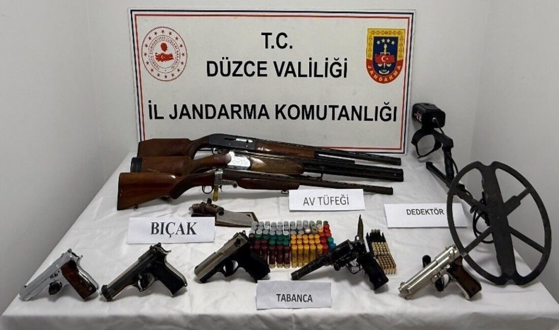 Düzce’de jandarma ekiplerince bir eve düzenlenen operasyonda ruhsatsız silah ve