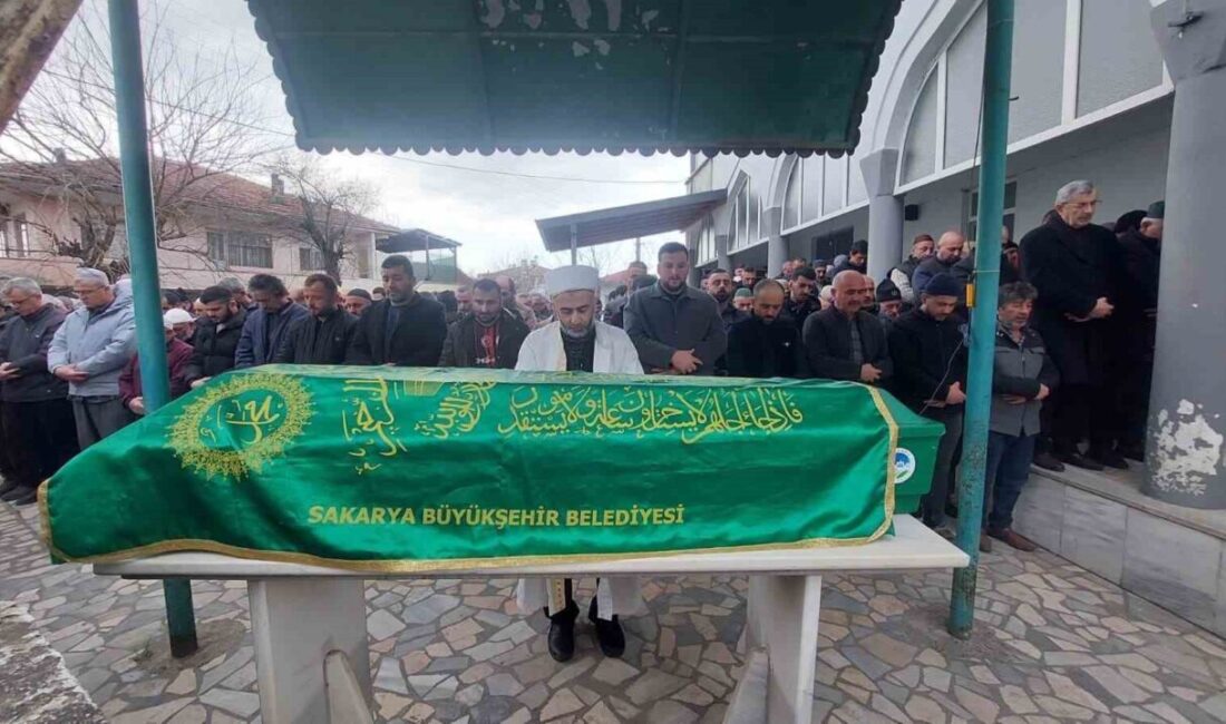 Sakarya’nın Akyazı ilçesinde evinden kamyonlar dolusu çöp çıkartılan ve tamir