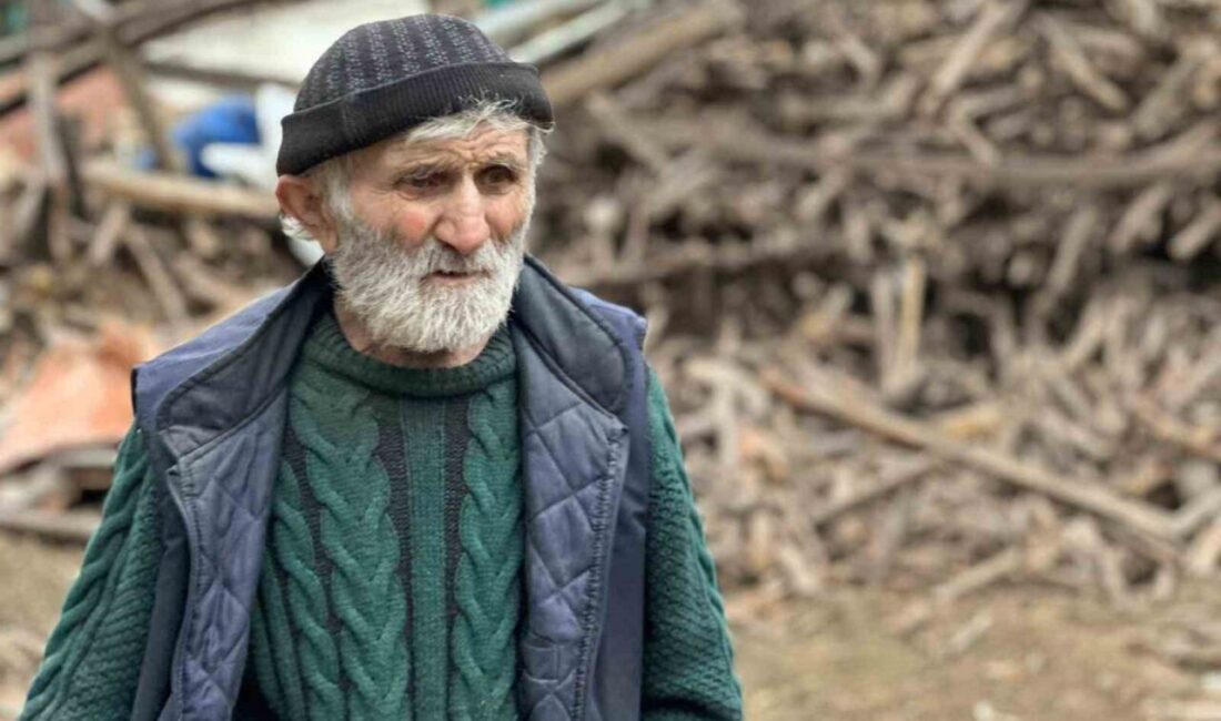 Sakarya’nın Akyazı ilçesinde evinden kamyonlar dolusu çöp çıkartılan 76 yaşındaki