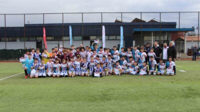 DÜZCE(İHA) – Düzce’de gerçekleştirilen küçükler futbol müsabakalarında Bilgi ortaokulu şampiyon