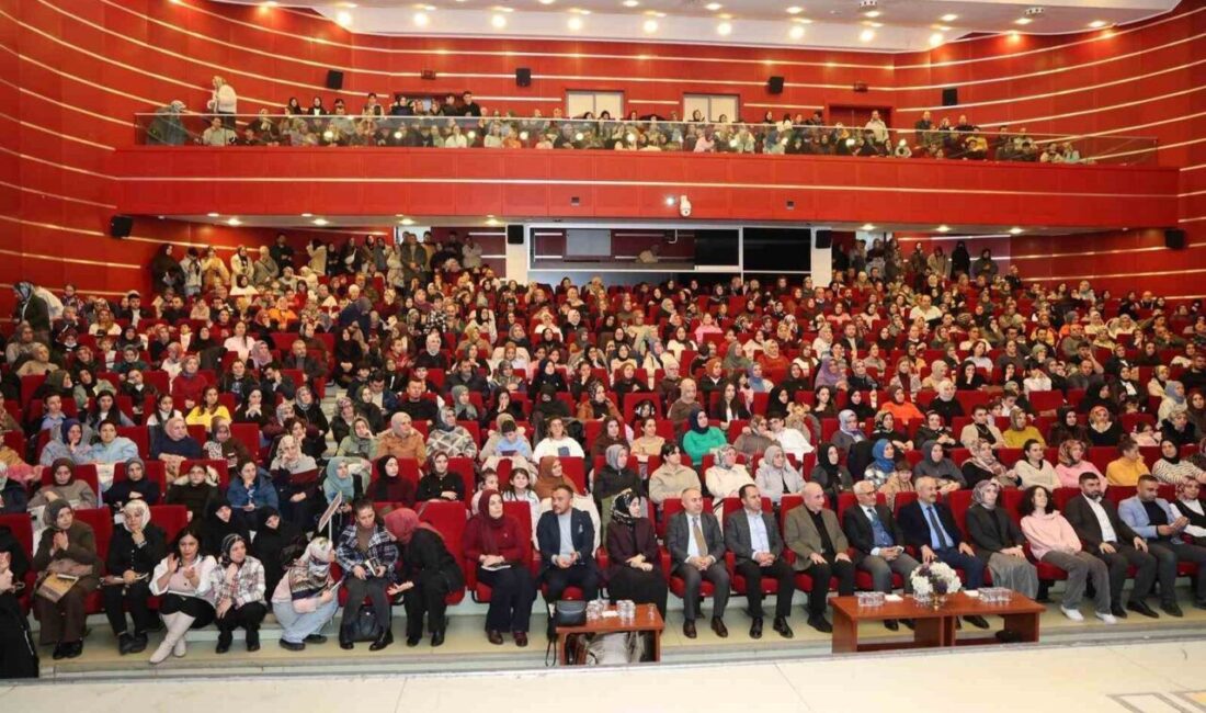 “Gebze Okur” projesi kapsamında yazar ve şair Nurullah Genç, okurlarıyla