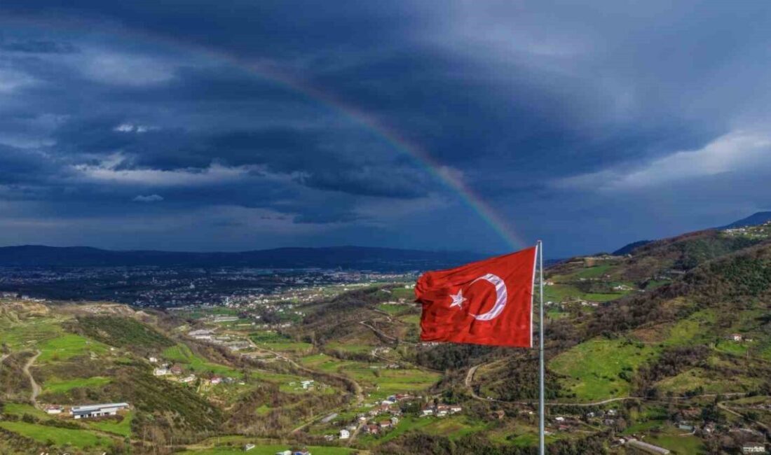 Kocaeli’de yağışlı havanın ardından gökyüzünde beliren gökkuşağı ile kentin yüksek