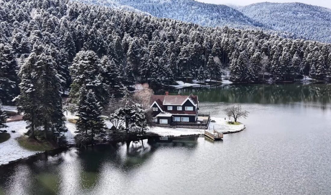 Bolu’nun doğa harikası Gölcük Tabiat Parkı’nda kış güzelliği yaşanıyor. Görenleri
