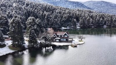 Bolu’nun doğa harikası Gölcük Tabiat Parkı’nda kış güzelliği yaşanıyor. Görenleri