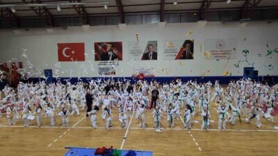 Gölcük Belediyespor bünyesindeki 470 tekvando sporcusu, düzenlenen törenle bir üst