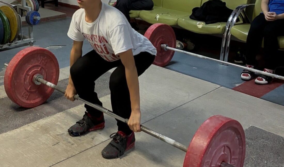 Bilecik Gençlik ve Spor İl Müdürlüğü bünyesinde sürdürülen halter antrenmanlarında