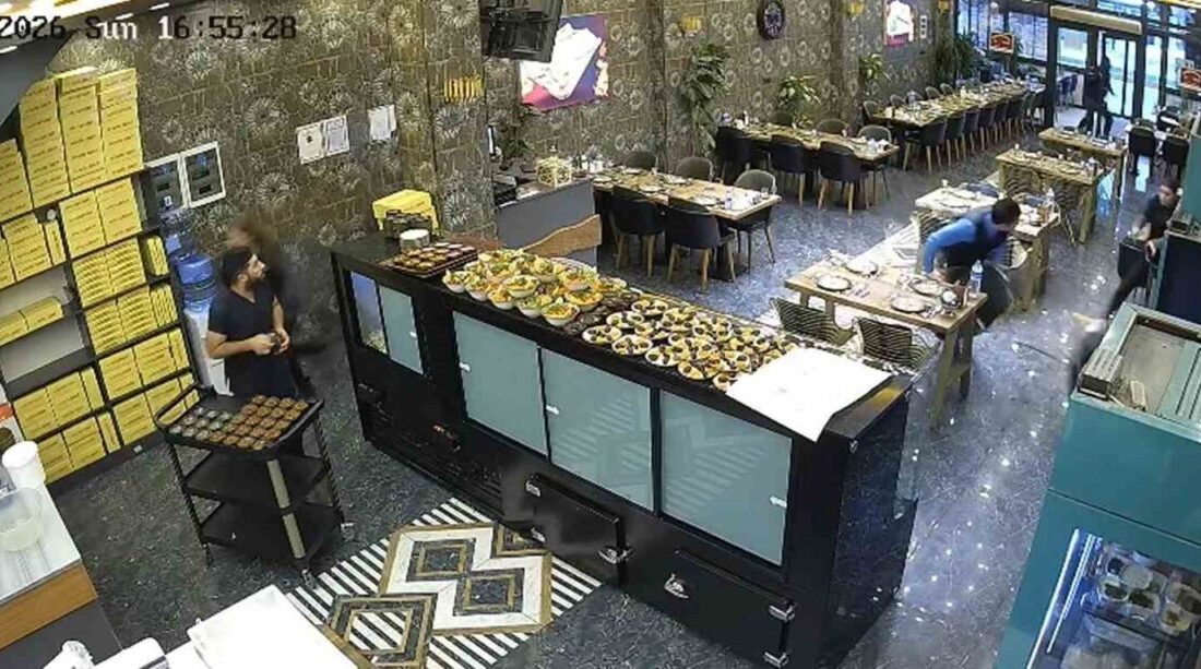 Sakarya’nın Adapazarı ilçesinde bir kebap salonunun asma tavanı iftar hazırlığı