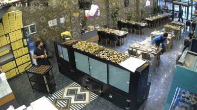 Sakarya’nın Adapazarı ilçesinde bir kebap salonunun asma tavanı iftar hazırlığı