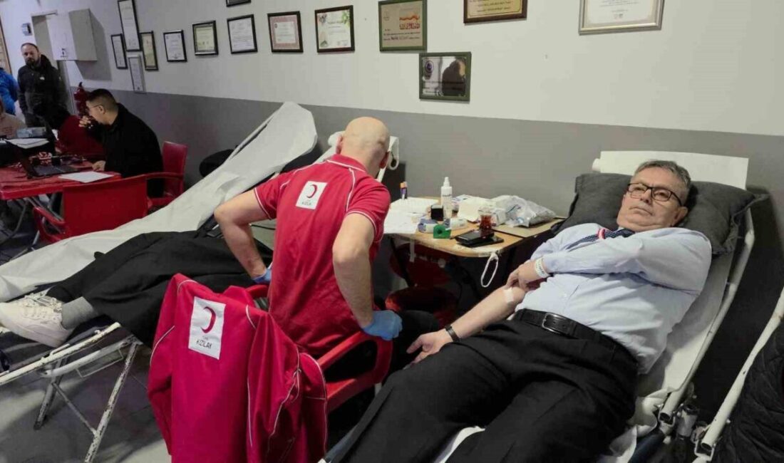 DÜZCE (İHA) – Düzce Uzunmustafa İlkokulu yönetimi ve okul aile