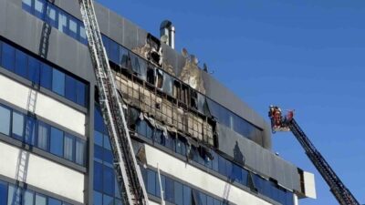 Kocaeli’nin Gebze ilçesinde 7 katlı iş merkezinin dış cephesinde çıkan