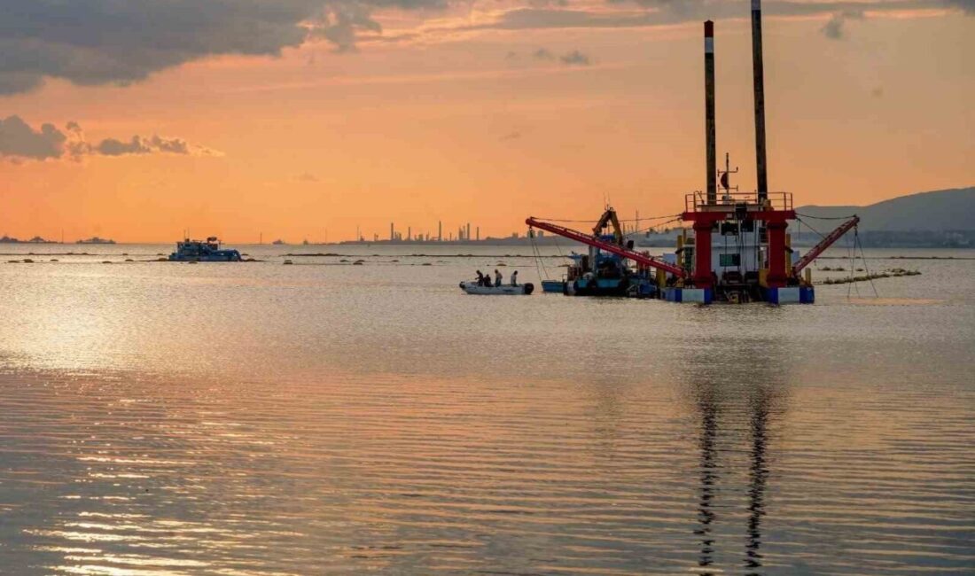 Kocaeli’de yürütülen “İzmit Körfezi Dip Çamuru Temizliği Projesi” kapsamında denizden