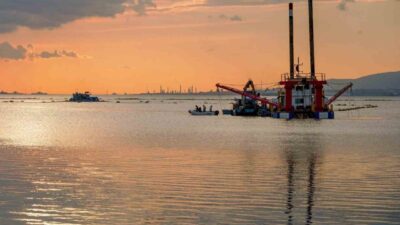 Kocaeli’de yürütülen “İzmit Körfezi Dip Çamuru Temizliği Projesi” kapsamında denizden